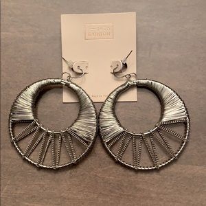 Gorgeous Woman’s Wire Hanging Hoop Earrings🖤